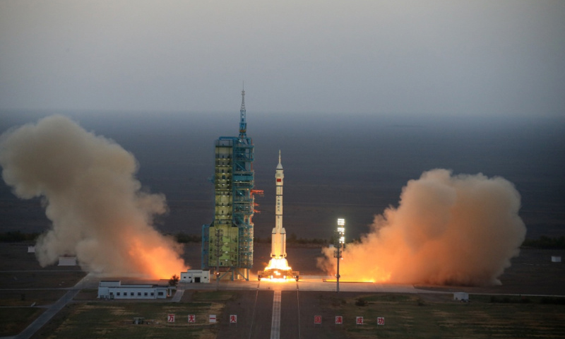 2016年10月17日7時(shí)30分，搭載著神舟十一號(hào)載人飛船的長(zhǎng)征二號(hào)F遙十一運(yùn)載火箭在酒泉衛(wèi)星發(fā)射中心點(diǎn)火升空。（新華社記者 李剛 攝）