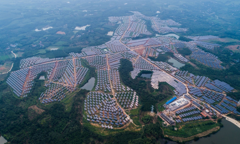 2017年6月27日，位于浙江省長(zhǎng)興縣泗安鎮(zhèn)的110千伏浙能長(zhǎng)興地面光伏電站正式并網(wǎng)發(fā)電。該光伏電站總裝機(jī)容量為79兆瓦，預(yù)計(jì)每年發(fā)電量超過(guò)7000萬(wàn)千瓦時(shí)（無(wú)人機(jī)拍攝）。（新華社記者 徐昱 攝）