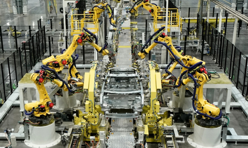 2017年12月5日，國(guó)能新能源汽車生產(chǎn)啟動(dòng)儀式在天津?yàn)I海高新區(qū)舉行。這是機(jī)械手在國(guó)能新能源汽車焊接流水線上工作。（新華社記者 陳建力 攝）