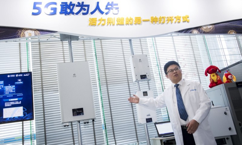 2018年2月1日，湖北首個(gè)室外5Ｇ試驗(yàn)基站在武漢開(kāi)通，這意味著5Ｇ技術(shù)在湖北的規(guī)模組網(wǎng)規(guī)模試驗(yàn)已進(jìn)入攻堅(jiān)階段。這是2月5日，工作人員介紹5G試驗(yàn)基站的射頻單元。（新華社記者 熊琦 攝）