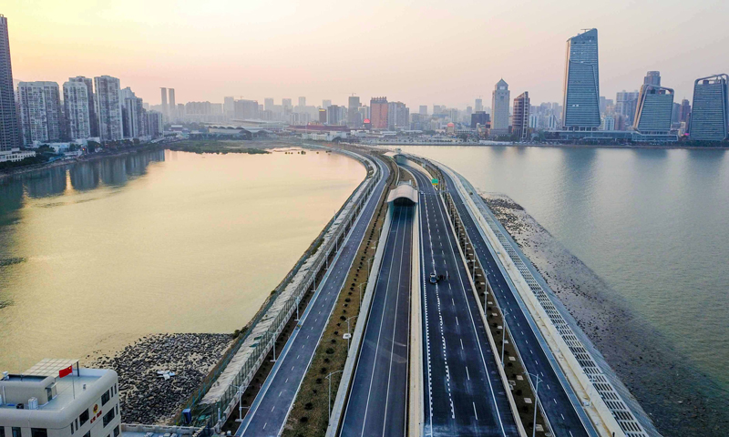 中國鐵建所屬中鐵十八局承建的全長2741米的拱北隧道是港珠澳大橋主體工程與珠海連接的唯一通道，隧道下穿國內(nèi)最大的陸路出入境口岸——珠海拱北口岸，其中255米暗挖地段的開挖斷面達336.8平方米，相當于一個籃球場大小，高21米，相當于七、八層樓房的高度。（王會堂 攝）