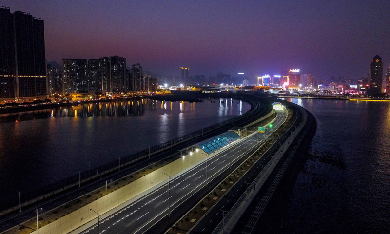 在拱北隧道建設(shè)的5年多時間里，不僅確保了6億多人次和1.6億車次車輛的安全順暢的通關(guān)，還開創(chuàng)了國內(nèi)首例“曲線管幕+凍結(jié)法”施工方法，其管幕長度、管幕面積和凍結(jié)規(guī)模均刷新了世界同類隧道的施工紀錄。它的全面建成，為港珠澳大橋即將正式通車奠定了基礎(chǔ)，將有效助力粵港澳大灣區(qū)交通建設(shè)的互聯(lián)互通。（王會堂 攝）