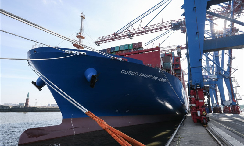 中國遠洋海運集團首艘兩萬標箱級集裝箱船“中遠海運白羊座”號23日停靠德國漢堡港。這是中遠海運集團向遠東至西北歐班輪航線投入的首艘這一級別的超大集裝箱船，將進一步提升全球集裝箱運輸服務能力。（新華社記者 單宇琦 攝）