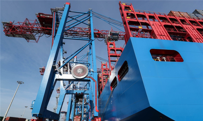 2月23日，在德國漢堡港，軌道式起重機卸載集裝箱船“中遠海運白羊座”號上的集裝箱。（新華社記者 單宇琦 攝）