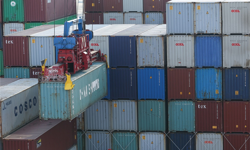 2月23日，在德國漢堡港，軌道式起重機卸載集裝箱船“中遠海運白羊座”號上的集裝箱。（新華社記者 單宇琦 攝）