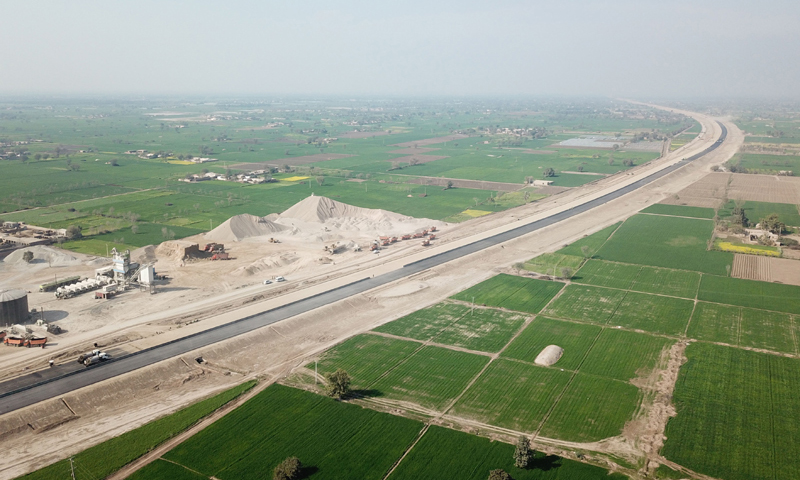 作為中巴經(jīng)濟走廊早期收獲最大交通基礎(chǔ)設(shè)施項目，中國建筑股份有限公司承建的白沙瓦至卡拉奇高速公路項目蘇木段已全面進入路面建設(shè)。該項目部分路段將于今年5月中旬通車。（新華社記者 劉天 攝）