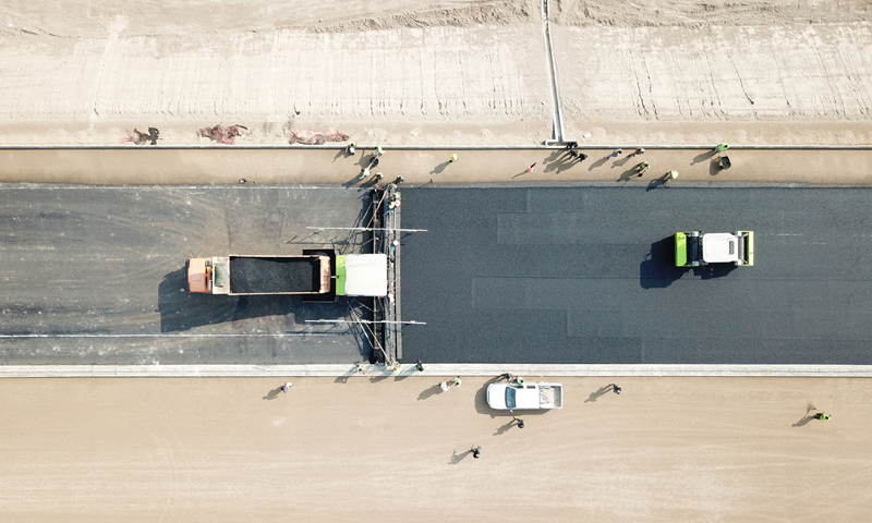 在巴基斯坦木爾坦附近的施工現(xiàn)場，瀝青鋪設(shè)設(shè)備進行作業(yè)。（新華社記者 劉天 攝）