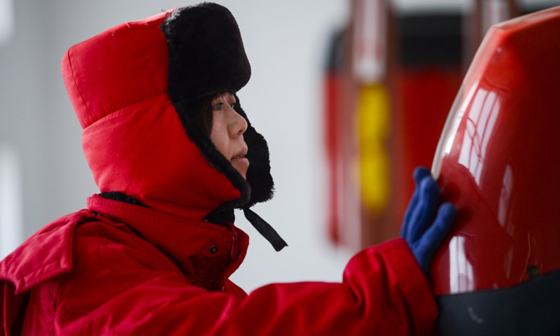 在新疆油田公司油氣儲運公司總站加熱爐泵房里，工作人員陳宇在檢查加熱爐。（新華社記者 趙戈 攝）