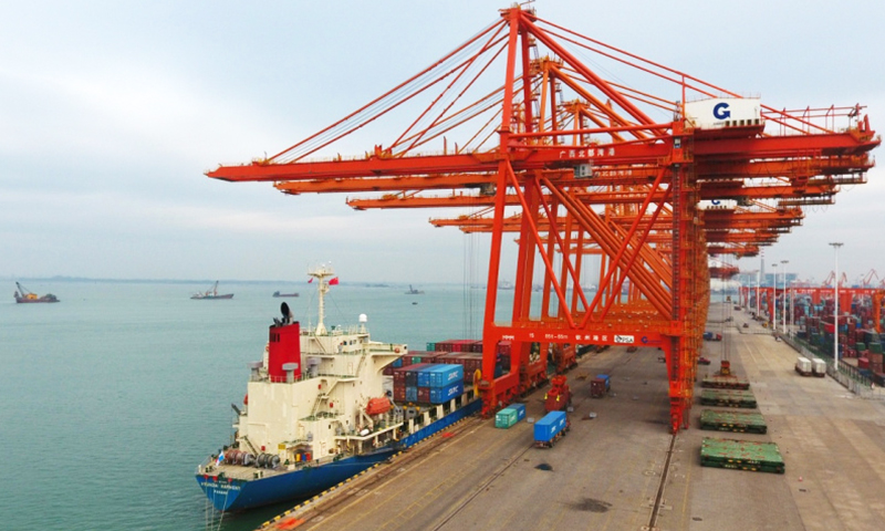 隨著汽笛長鳴，滿載貨物的集裝箱班列從欽州港火車東站駛出，前往波蘭馬拉舍維奇。1月17日，廣西首趟始發至歐洲的中歐班列開行，成為欽州港對外開放的又一標志性事件。圖為正在作業的廣西欽州港。（新華社記者 陸波岸 攝）