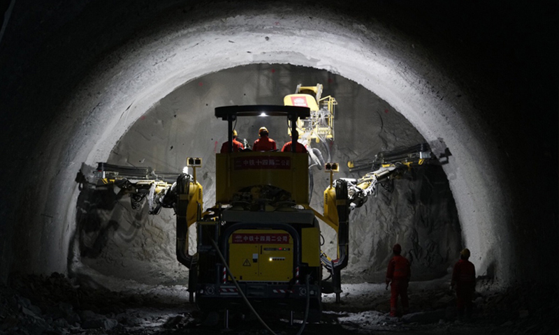 2月4日，中鐵十四局集團(tuán)的建設(shè)者在施工。當(dāng)日，延崇高速公路（北京延慶至河北崇禮）佛峪口隧道工程推進(jìn)超一成。延崇高速是2022年冬奧會重大交通保障項目，預(yù)計2019年竣工。（新華社記者 邢廣利 攝）