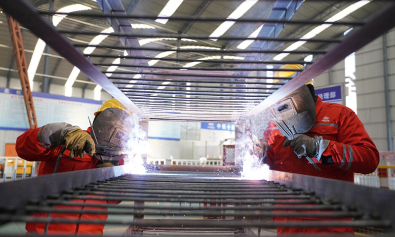 2月4日，中鐵十四局集團(tuán)的建設(shè)者在焊制鋼結(jié)構(gòu)件。當(dāng)日，延崇高速公路（北京延慶至河北崇禮）佛峪口隧道工程推進(jìn)超一成。延崇高速是2022年冬奧會重大交通保障項目，預(yù)計2019年竣工。（新華社記者 邢廣利 攝）