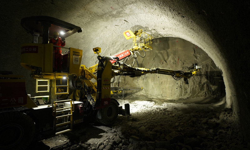 2月4日，中鐵十四局集團(tuán)的建設(shè)者在施工。當(dāng)日，延崇高速公路（北京延慶至河北崇禮）佛峪口隧道工程推進(jìn)超一成。延崇高速是2022年冬奧會重大交通保障項目，預(yù)計2019年竣工。（新華社記者 邢廣利 攝）