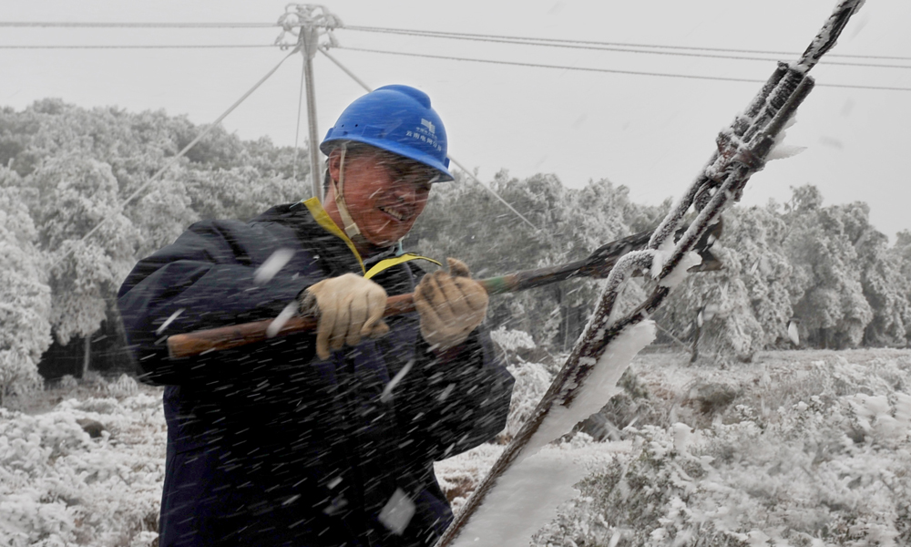 運維人員深入覆冰山區開展線路巡視和除冰清障，確保群眾用電不受影響。（子曉東 攝）