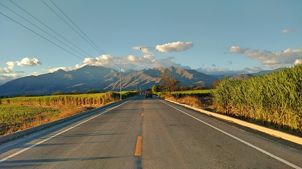 當(dāng)?shù)貢r(shí)間1月22日，由中國電建承建的厄瓜多爾9號(hào)、10號(hào)公路工程舉行項(xiàng)目竣工剪彩儀式，這標(biāo)志著當(dāng)?shù)厝嗣衿谂瘟藥资甑南Ｍ啡€通車，厄瓜多爾南北公路交通大動(dòng)脈徹底被打通，有力地促進(jìn)了該國南方經(jīng)濟(jì)發(fā)展和邊境貿(mào)易。9號(hào)公路全長(zhǎng)143.46公里，10號(hào)公路總長(zhǎng)26.94公里，分別于2014年8月、9月開工建設(shè)。兩條公路均位于厄瓜多爾和秘魯邊境，圖為建成通車的厄瓜多爾9號(hào)公路。