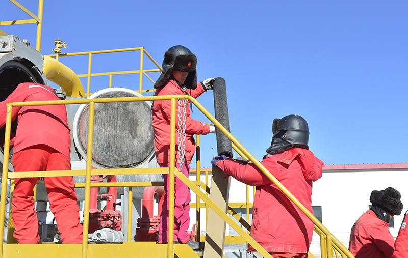 中國石油天然氣集團公司青海油田分公司采氣一廠從現場管理和技術措施入手，優化組織運行以及安全環保管控，運用堵漏防漏新技術，鉆井工程提速提效效果顯著。2020年提前2個月完成8億方產能建設任務，新井投產257口，為冬季供氣提供有力保障。圖為1月6日，中國石油天然氣集團公司青海油田分公司采氣一廠工作人員在替換天然氣濾芯。（新華社記者 張曼怡 攝）