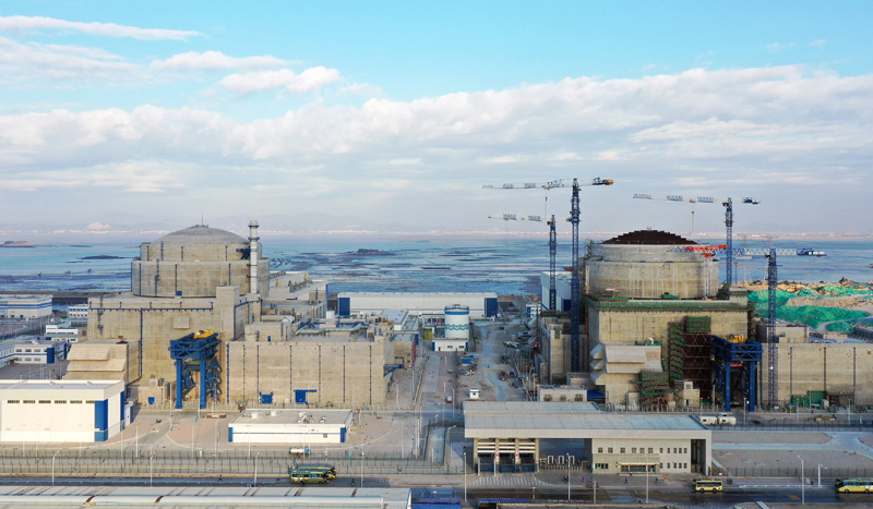 1月11日，“華龍一號”示范工程——中核集團福清核電6號機組完成冷態(tài)性能試驗。“華龍一號”是我國具有完全自主知識產(chǎn)權(quán)的三代核電技術(shù)，設(shè)計壽命為60年，在安全性上滿足國際最高安全標(biāo)準(zhǔn)要求。圖為1月4日拍攝的“華龍一號”示范工程福清核電5號機組（左）和6號機組。（新華社發(fā)）