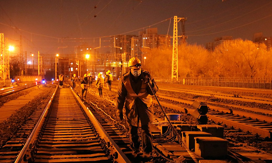 日前，北京東站、北京站、北京西站、北京朝陽(yáng)站及其站場(chǎng)信號(hào)列控系統(tǒng)升級(jí)改造工程全面完成，打破了北京地區(qū)高鐵線路互聯(lián)互通“瓶頸”，京滬、京廣、京張、京沈高鐵列車(chē)可無(wú)切換接入北京站，實(shí)現(xiàn)樞紐內(nèi)高鐵列車(chē)貫通運(yùn)行。（曹筱璐 攝）