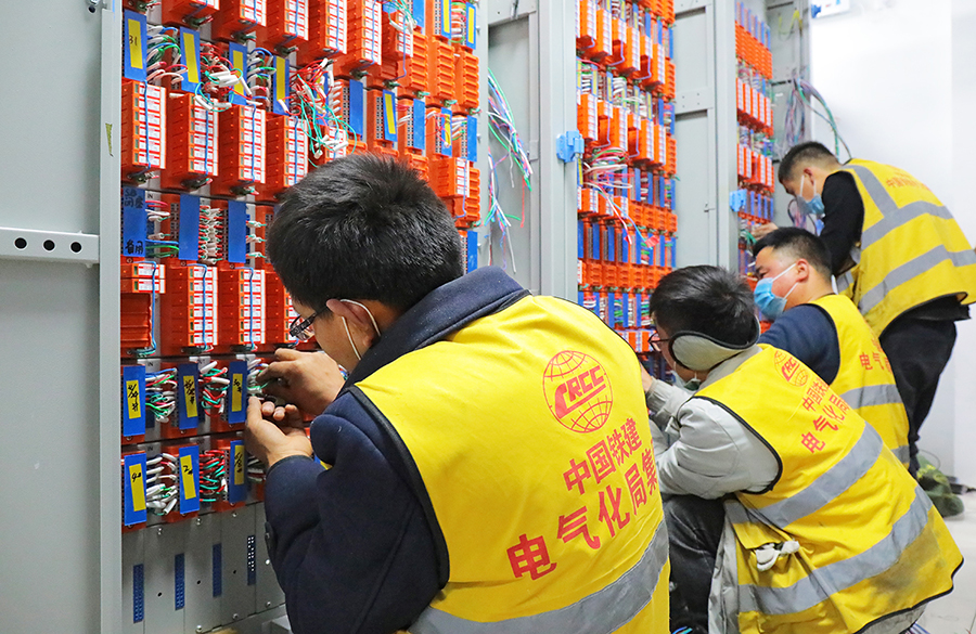 其中，由中鐵建電氣化局三公司承建的北京站至北京西站地下直通線列控系統(tǒng)升級(jí)工程和京哈鐵路北京站至燕郊站普速場(chǎng)工程，是京唐城際鐵路引入北京地區(qū)鐵路樞紐的重要組成部分，主要涉及信號(hào)系統(tǒng)升級(jí)改造、房屋建設(shè)工程及通信、電力相關(guān)工程。（曹筱璐 攝）