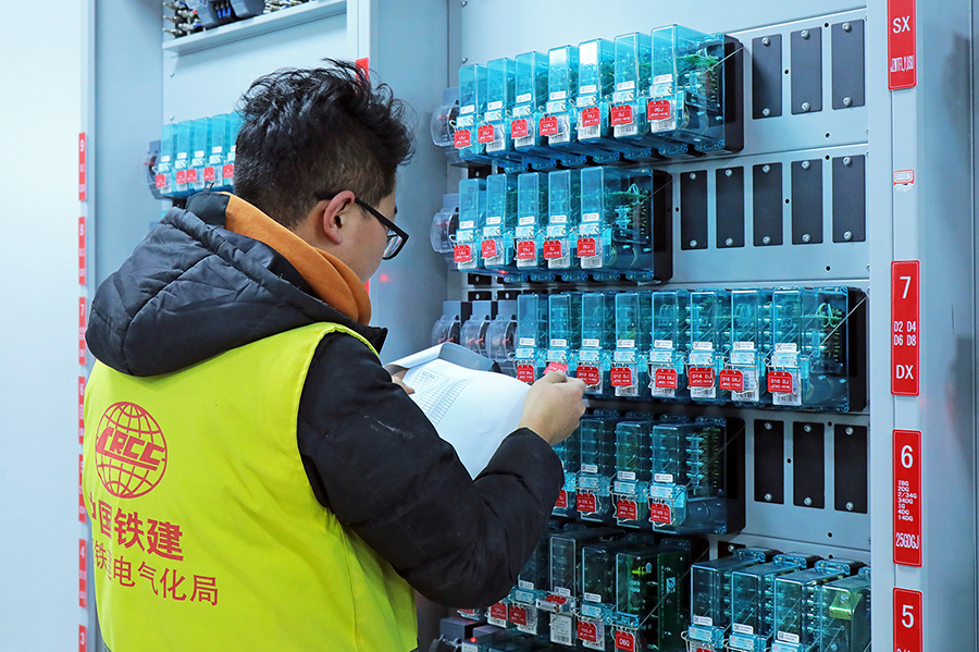 為了確保工程順利完成，項(xiàng)目部超前謀劃，制定詳細(xì)的施工方案、安全應(yīng)急預(yù)案和后勤保障措施，明確人員主體責(zé)任，細(xì)化施工任務(wù)，精心組織300多名員工參與施工，確保了“一線不錯(cuò)，一點(diǎn)不差，一事不出，一開(kāi)必通”的開(kāi)通目標(biāo)。（曹筱璐 攝）