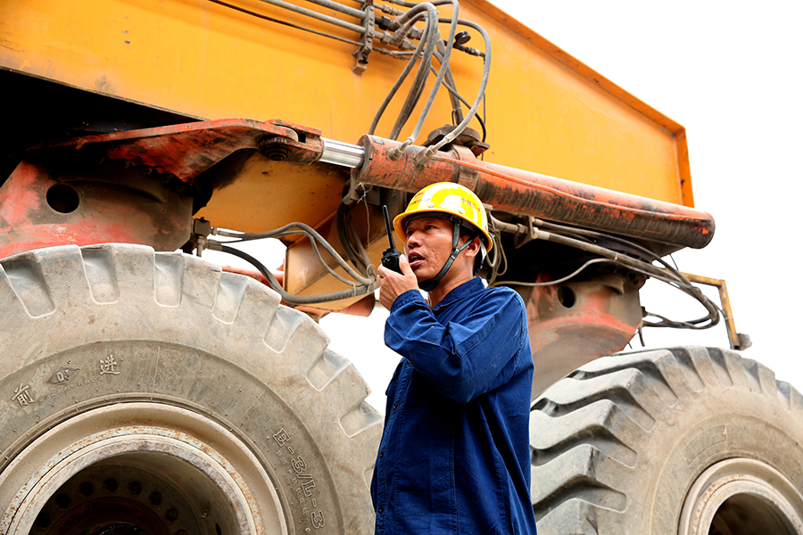 “高鐵運行速度很快，對施工精度要求很高，我們在架梁施工中要保證相鄰橋面高差、支座與墩臺錯動量都控制在10毫米以內，支座四角高差控制在2毫米以內，說這是‘繡花’功夫一點都不為過。”現場負責人何波良說道。圖為作業人員指揮900噸架橋機行走。（黃詩偉 攝）