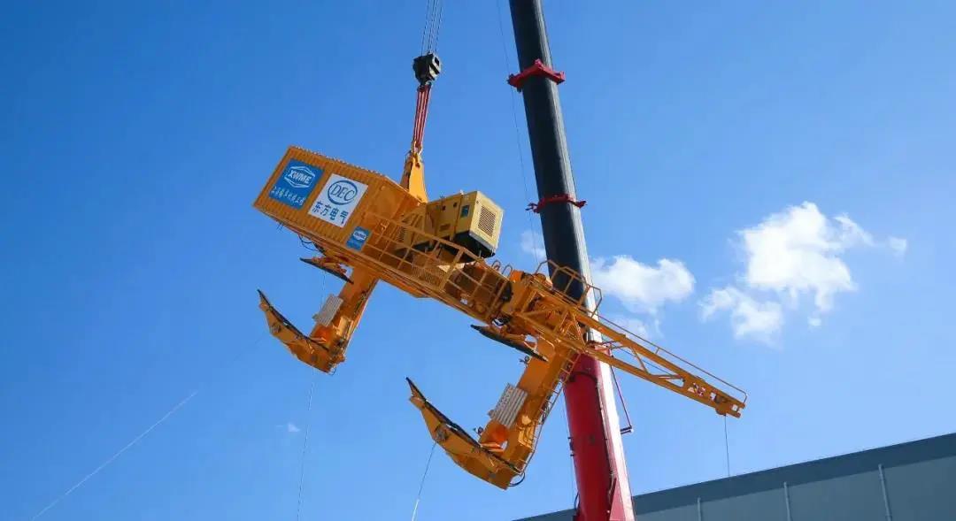 東方電氣10MW海上風機單葉片多功能吊具，可適應+30°至-60°大角度區域安裝，可滿足45噸葉片吊裝。單葉片吊裝方案將葉片吊裝的安全臨界風速從8米/秒提高到了15米/秒，大幅延長了吊裝作業的窗口期，突破了海上吊裝作業風速邊界限制。圖為測試現場。