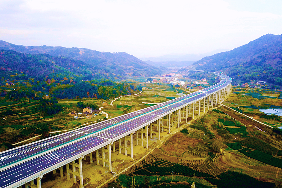 項(xiàng)目建設(shè)者們秉承綠色公路品質(zhì)工程的施工理念，注重保護(hù)沿線生態(tài)環(huán)境，建成了國(guó)內(nèi)首個(gè)山嶺高速公路泥漿處理廠，使用高效節(jié)能固液分離技術(shù)，將工地樁基施工產(chǎn)生的泥漿經(jīng)固液分離后，清水可進(jìn)行綠化澆灌、道路灑水降塵等，泥團(tuán)運(yùn)往附近磚廠制磚，實(shí)現(xiàn)泥漿零排放、零污染，原漿處理速度達(dá)到每小時(shí)100立方米以上。圖為建成后的沙埕灣跨海公路。（靳長(zhǎng)輝 攝）