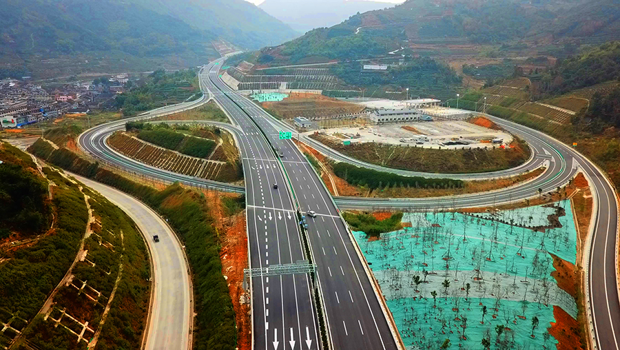 該項(xiàng)目通車(chē)后，進(jìn)一步完善了國(guó)家和區(qū)域高速公路網(wǎng)，提高了南北沿海運(yùn)輸大通道服務(wù)水平，并構(gòu)筑起海峽西岸經(jīng)濟(jì)區(qū)閩東北翼通往長(zhǎng)江三角洲的主要通道，強(qiáng)化海峽西岸經(jīng)濟(jì)區(qū)與長(zhǎng)江三角洲的經(jīng)濟(jì)交流與協(xié)作，更好地融入全國(guó)經(jīng)濟(jì)發(fā)展格局。圖為建成后的沙埕灣跨海公路。（靳長(zhǎng)輝 攝）