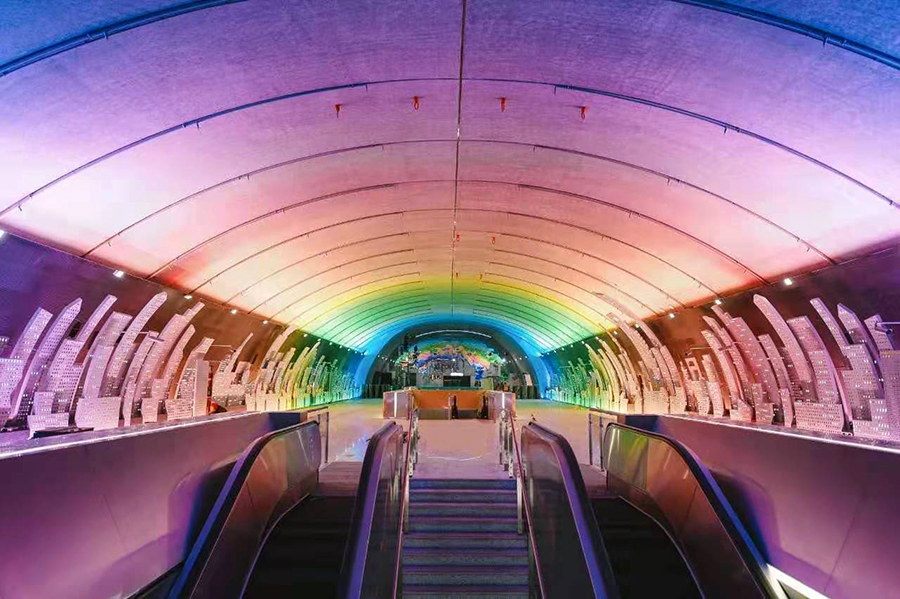 在通信、信號工程施工過程中，該公司采用國內前沿的新技術，在上海市軌道交通領域首次采用基于第四代移動通信系統的無線綜合承載技術，并實現了中興與華為異品牌設備間的互聯互通。圖為15號線吳中路車站。