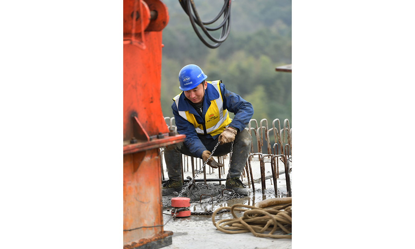 圖為1月31日，常益長高鐵六標箱梁架設現場，一名工程人員在進行架橋機前端固定。（新華社記者 趙眾志 攝）