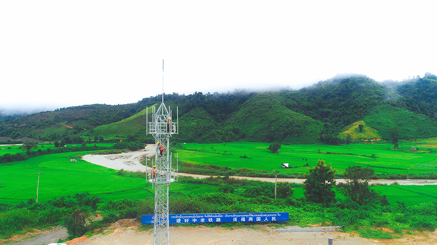 近日，中老鐵路萬(wàn)象至萬(wàn)榮區(qū)段通信干線光纜敷設(shè)順利貫通，標(biāo)志著中老鐵路通信工程取得階段性進(jìn)展，為后續(xù)聯(lián)調(diào)聯(lián)試工作奠定堅(jiān)實(shí)基礎(chǔ)。圖為中老鐵路DK237鐵塔施工航拍。