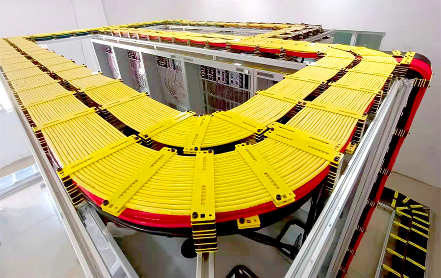 圖為組合柜至聯(lián)鎖接口柜的布線規(guī)范整齊。