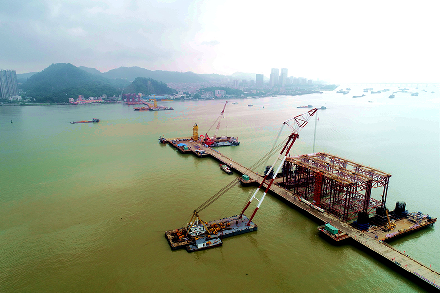 明珠灣大橋位于廣州市南沙區，全長9.1公里，主橋長2.64公里，主跨436米，橫跨南沙龍穴南水道，是廣州城市副中心南沙區規劃的重要跨江通道。圖為明珠灣大橋主橋架設第一片鋼梁。