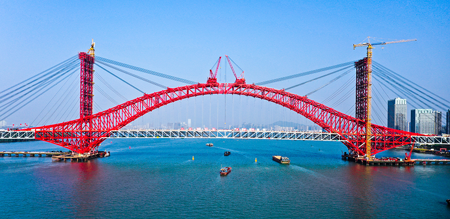 明珠灣大橋鋼梁架設施工工藝復雜，技術含量高，每年還要經歷兩三個月的臺風期，結構抗臺風安全風險高。鋼梁架設過程中經歷多次體系轉換，設計計算難度大，合龍口桿件數量多、調整次數多，合龍施工難度大。為此，大橋建設者先后開展了施工階段渡臺、抗臺方案研究、風洞試驗，對大橋施工的安全性進行全面評估，其中大橋臨時扣塔拉索拼裝施工工藝風洞試驗，確保了大橋在12級以上臺風考驗下，仍能紋絲不動。圖為明珠灣大橋鋼梁合龍。