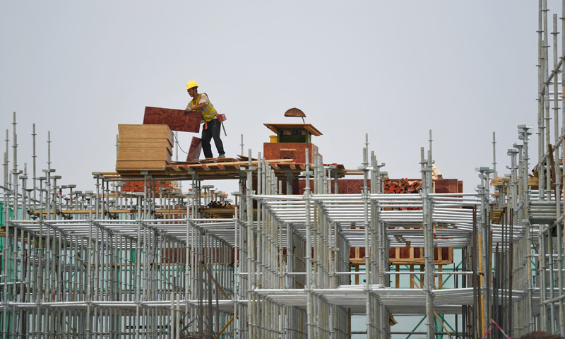 汕尾理工學院是革命老區廣東汕尾市的第一座本科院校，2021年計劃招收首批學生。中建科工集團有限公司為項目承建方，項目自2019年6月開始建設，目前已經有2棟樓實現主體結構封頂，計劃今年9月啟動區交付使用。依據規劃，大學校園三面將由排洪渠及景觀水系取代傳統圍墻，打造成一座“水上大學”。春節期間，該項目400余名施工人員選擇留守工地，就地過年，保障項目按期交付。圖為2月8日，施工人員在汕尾理工學院一期項目工地施工。（新華社記者 毛思倩 攝）