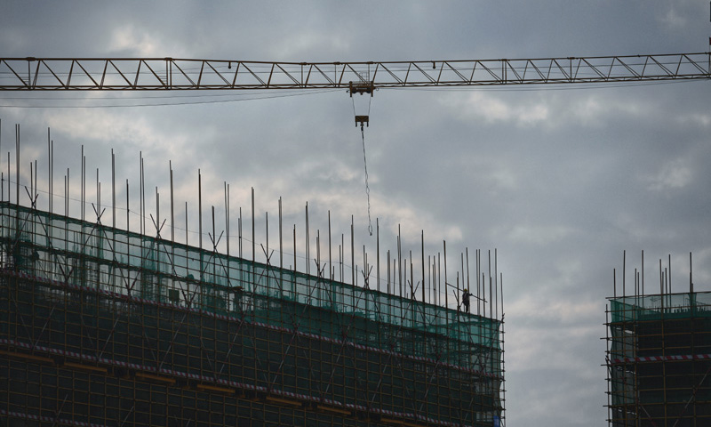 圖為2月8日，施工人員在汕尾理工學院一期項目工地搬運鋼筋。（新華社記者 毛思倩 攝）