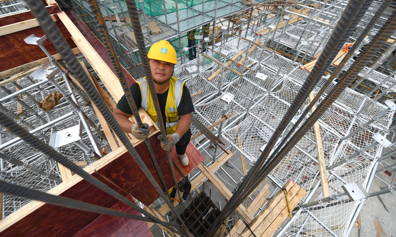 圖為2月8日，施工人員在汕尾理工學院一期項目工地施工。（新華社記者 毛思倩 攝）