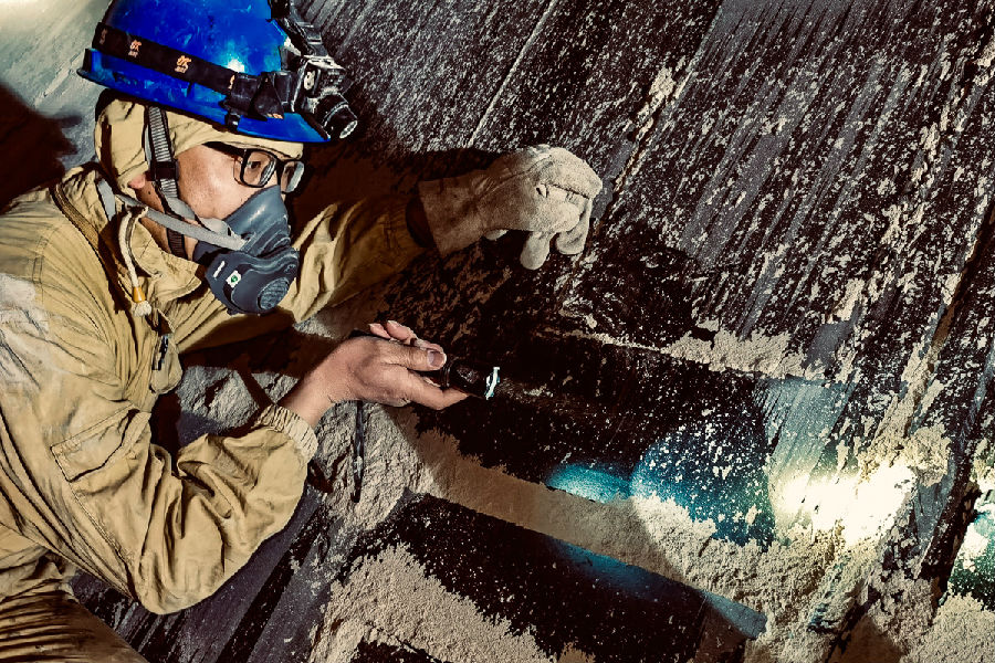 圖為春節期間，國家能源集團國華綏中電廠維護部員工李波在消缺值班現場。這是李波連續20年春節過年在生產現場值班。（高福德 攝）