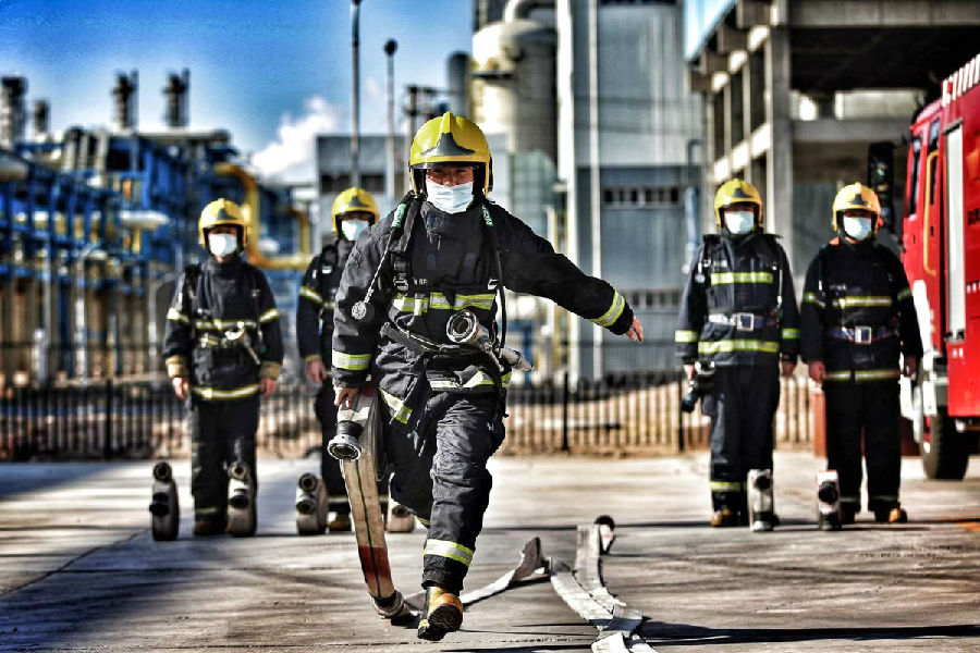 圖為春節期間，國家能源集團寧夏煤業應急救援中心二中隊消防員楊洋在進行應急訓練。楊洋曾在集團公司“大師杯”第一屆危化消防應急救援技術競賽中榮獲個人三等獎，還被評為國家能源集團技術能手和國家能源集團青年崗位能手。（郝華 攝）