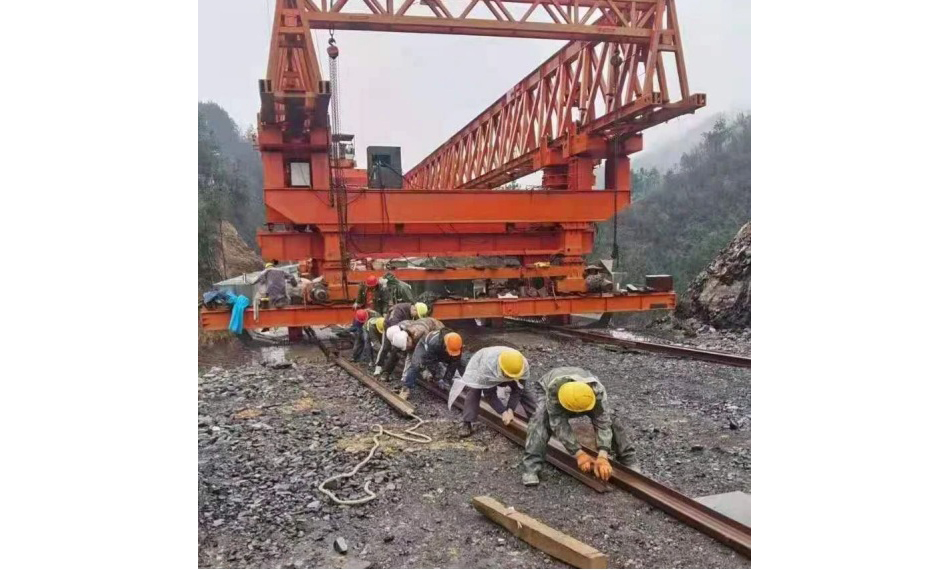 圖為2月18日，湖南軌道交通控股集團(tuán)鳳凰磁浮文旅項(xiàng)目高鐵站工人在鋪設(shè)軌道，項(xiàng)目現(xiàn)場熱火朝天。項(xiàng)目下半年將與張吉懷高鐵同步開通。這將使鳳凰成為全國唯一擁有磁浮旅游軌道的縣級城市和旅游景區(qū)，對湘西鞏固脫貧成果，實(shí)現(xiàn)全面脫貧和鄉(xiāng)村振興有積極的推動作用。