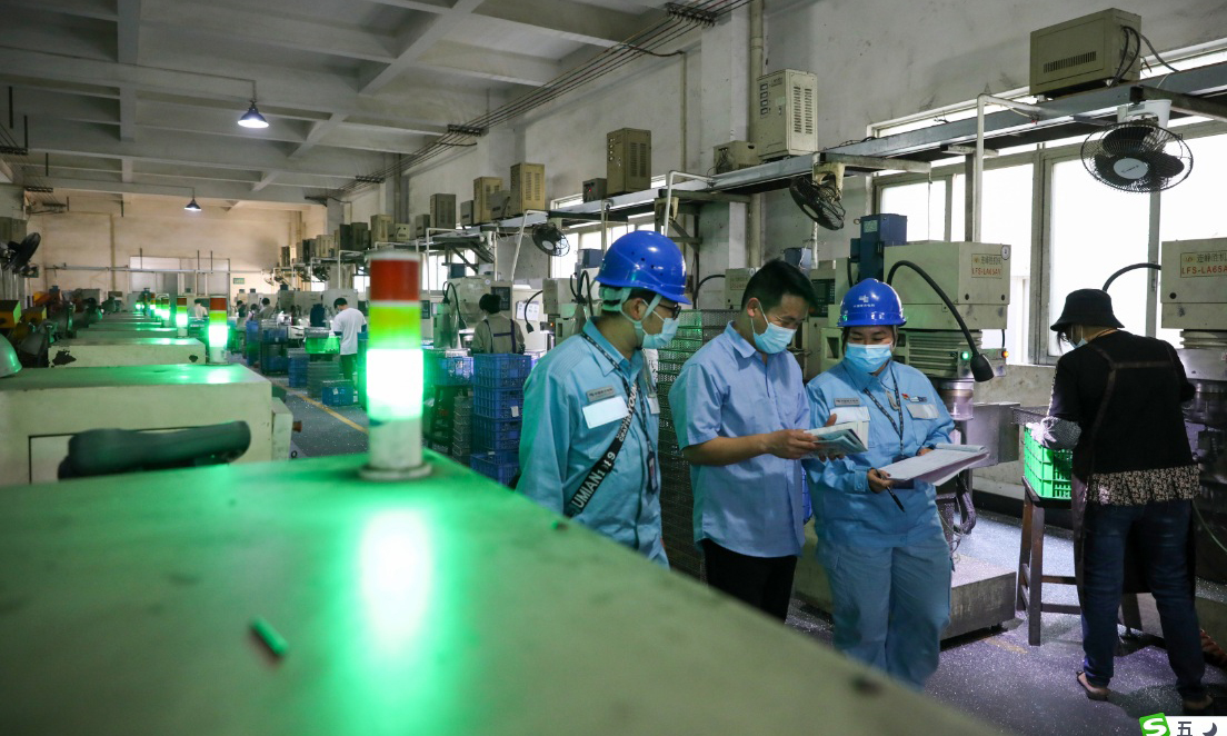 圖為春節(jié)期間，南方電網(wǎng)廣東中山供電局服務(wù)人員上門(mén)到中山利特隆瓦斯公司聽(tīng)取客戶(hù)意見(jiàn)，保障企業(yè)生產(chǎn)。春節(jié)期間，該公司生產(chǎn)訂單飽和，產(chǎn)品不斷銷(xiāo)往東南亞、墨西哥等國(guó)家。