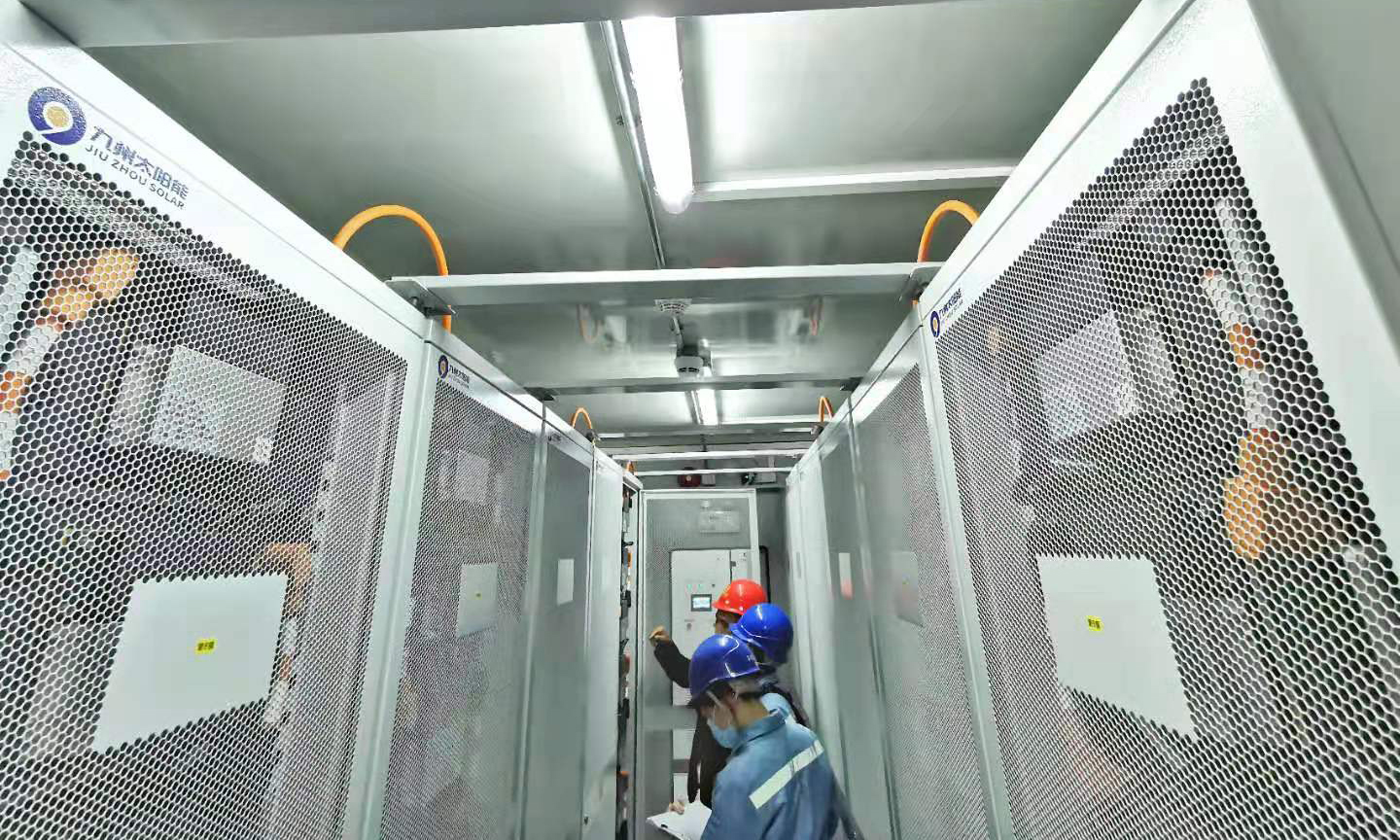 春節(jié)前夕，南方電網(wǎng)廣東中山港口供電分局配電運(yùn)維服務(wù)人員走進(jìn)當(dāng)?shù)匾患译娮釉O(shè)備公司，協(xié)助開(kāi)展工廠(chǎng)配用電系統(tǒng)運(yùn)行檢查。