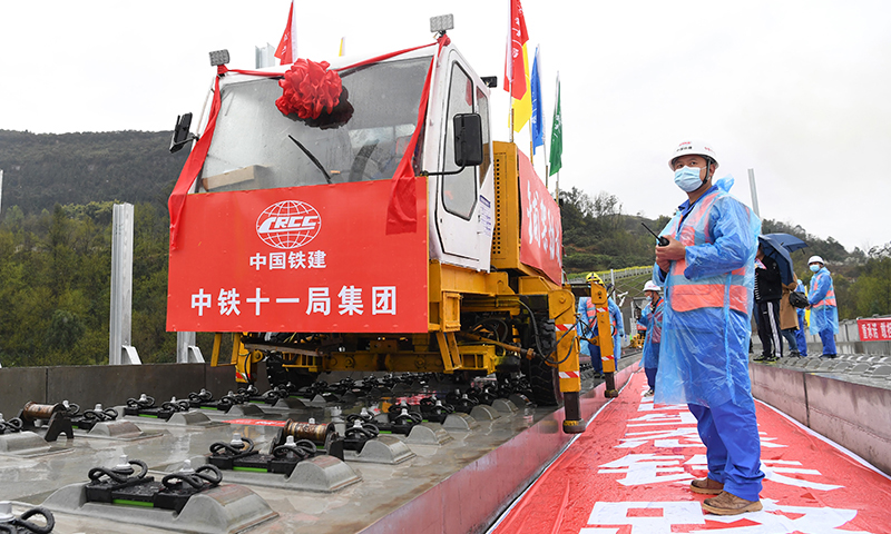 圖為3月1日，在鄭萬高鐵重慶段施工現(xiàn)場，鋪軌機(jī)進(jìn)行鋪軌作業(yè)。(新華社記者 唐奕 攝)