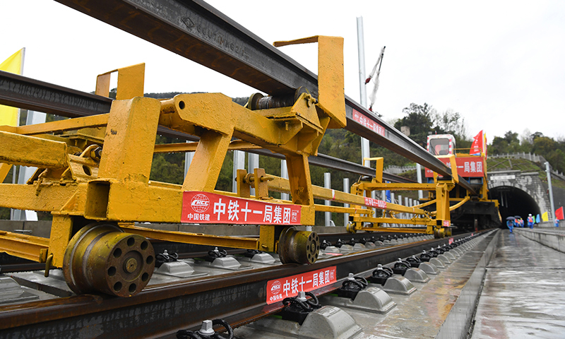 圖為3月1日，在鄭萬高鐵重慶段施工現(xiàn)場，鋪軌機(jī)進(jìn)行鋪軌前的準(zhǔn)備工作。(新華社記者 唐奕 攝)