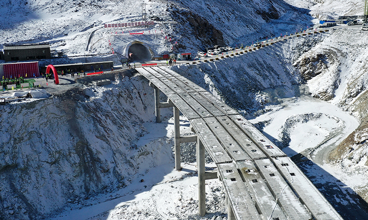 3月2日，經(jīng)過建設(shè)工人一千多個日夜的奮戰(zhàn)，由中鐵四局承建的國道213線甘肅張掖肅南至青海海北祁連公路重點控制性工程東山隧道順利貫通，標(biāo)志著這一連接甘肅、青海兩省的“咽喉”要道全線貫通。圖為已經(jīng)貫通的國道213線東山隧道進口。（新華社記者 陳斌 攝）