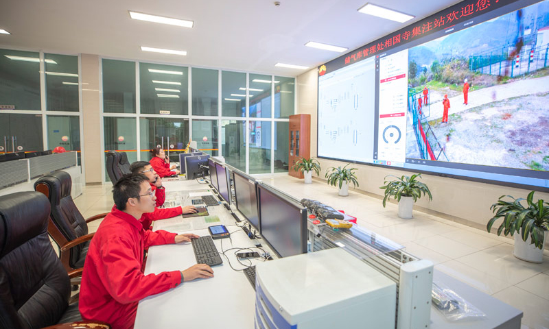 3月14日，隨著中國石油西南油氣田公司相國寺儲氣庫16口采氣井全部關(guān)井停采，相國寺儲氣庫圓滿完成了第七周期的調(diào)峰采氣保供任務(wù)。圖為3月14日，在中國石油西南油氣田公司相國寺儲氣庫總控室內(nèi)，工作人員監(jiān)看作業(yè)現(xiàn)場的情況。（新華社記者 黃偉 攝）