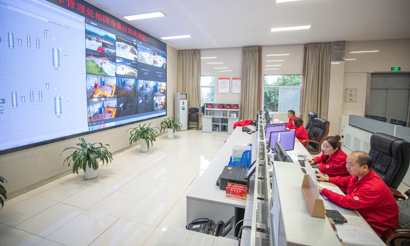 相國寺儲氣庫于2020年11月10日開啟第七周期的調(diào)峰采氣工作，本采氣期共計采氣18.57億立方米，成為歷次調(diào)峰采氣最多的一次。圖為3月14日，在中國石油西南油氣田公司相國寺儲氣庫總控室內(nèi)，工作人員監(jiān)看作業(yè)現(xiàn)場的情況。（新華社記者 黃偉 攝）