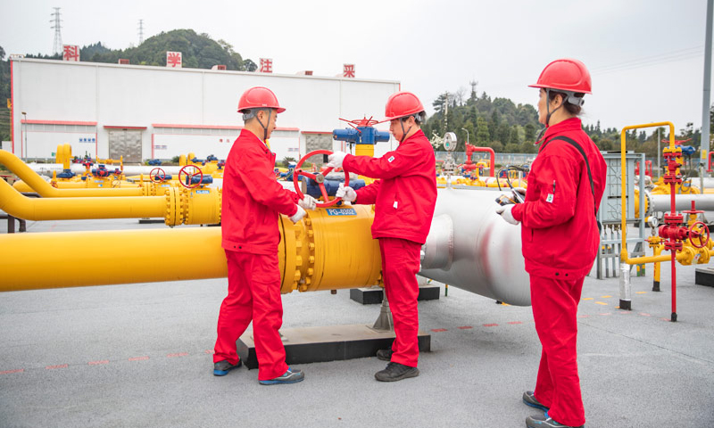 圖為3月14日，中國石油西南油氣田公司相國寺儲氣庫工作人員李洪斌（左）、文奇（中）、王秋陵在進行倒換流程作業(yè)。（新華社記者 黃偉 攝）