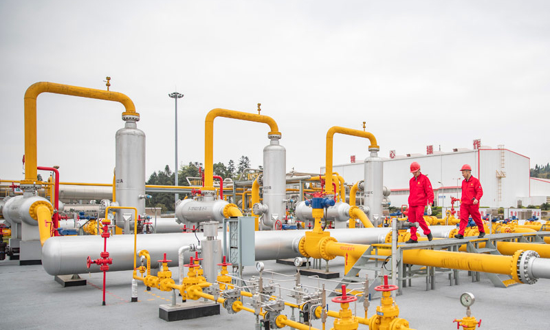 圖為3月14日，中國石油西南油氣田公司相國寺儲氣庫工作人員李洪斌（右）、文奇前往下一個作業(yè)區(qū)進行關(guān)閉閥門作業(yè)。（新華社記者 黃偉 攝）