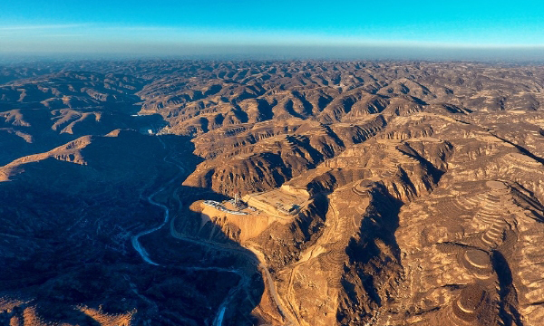 近日，中國海油宣布，經(jīng)國家自然資源部審定，山西臨興氣田探明地質(zhì)儲量超1010億立方米，中國海油在陸上成功發(fā)現(xiàn)千億方大氣田。圖為坐落于黃土高原的該氣田臨興104、105井場。