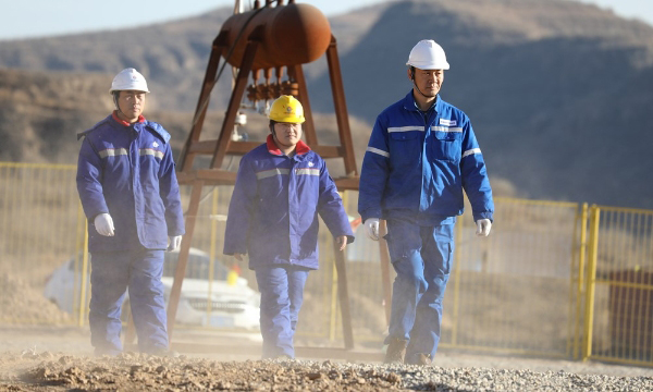 臨興氣田地處呂梁山區(qū)，是革命老區(qū)。由于該區(qū)域構(gòu)造活動復(fù)雜，此前業(yè)界普遍認(rèn)為難以形成大型氣田。項(xiàng)目組歷經(jīng)困難，終于實(shí)現(xiàn)了項(xiàng)目成功。圖為員工在塵土飛揚(yáng)的井場巡檢。